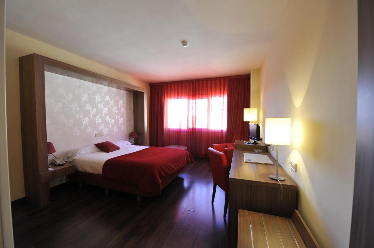 Hotel Puerta De Segovia à La Lastrilla Extérieur photo