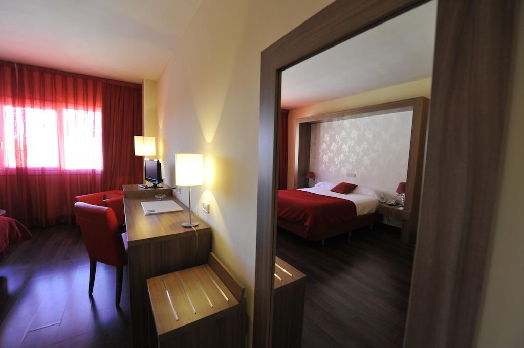 Hotel Puerta De Segovia à La Lastrilla Extérieur photo